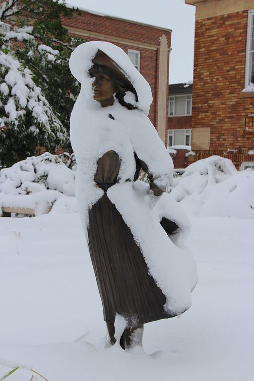 女人被雪覆盖的雕塑